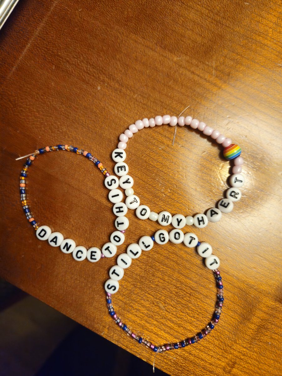 We are looking for people who slept at Belvedere Hotel in Prague, went to Troye Sivan's concert and who left this envelope with these cute bracelets at out door! Thank you so much! #somethingtogiveeachother #troyesivan everyone please retweet this, I hope we can find them 🤍