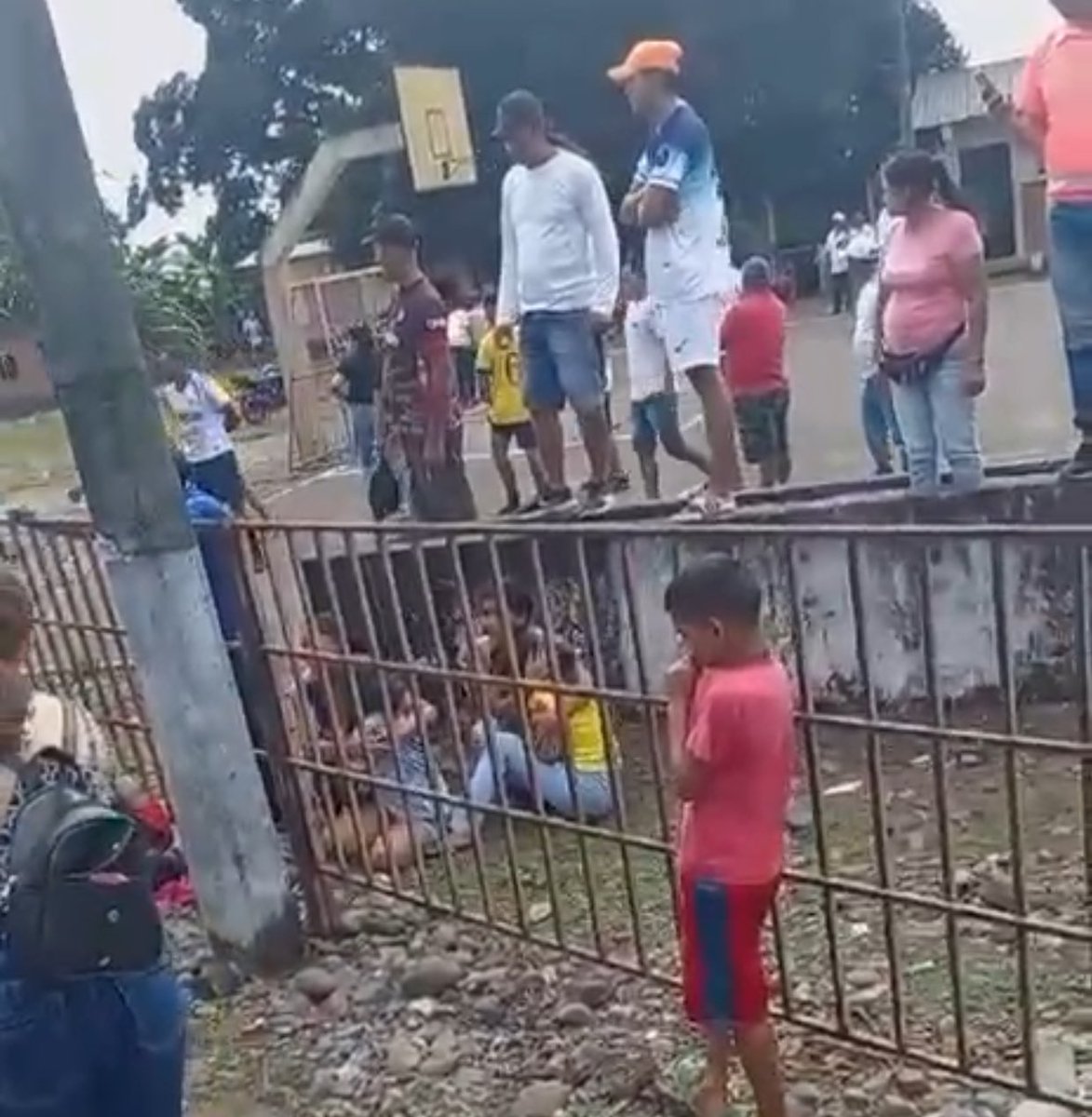 marlongoya's tweet photo. 🚨 5 muertos deja un ataque armado suscitado la tarde de este domingo 9/6/2024 durante un campeonato de fútbol en el recinto Rincón del Cura perteneciente al cantón #Ventanas, en #LosRíos.

Habrían otros heridos. El hospital Jaime Roldós Aguilera se encuentra con resguardo 👮‍♀️. https://t.co/n08eUE0KSh