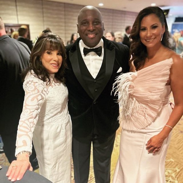 Shout Out To The Legend @katelinderyr  @youngandrestlesscbs ✨Stlye &amp; Grace On Each Side Of Me w/@whitneykumarofficial at the Emmy’s. @judyjustice Streaming Now FREE On @amazonfreevee  #stream #winners #bingewatching #emmy #nominated #judyjustice #amazonfreevee #seasons #watchnow