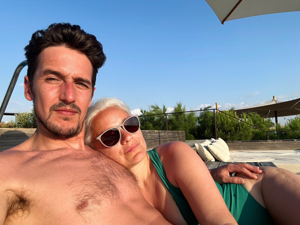 E foi mais ou menos por esta hora, há 25 anos, que a conheci. ❤️ “Olá! Eu sou o Tó, tu és a Mónica. Dá-me só 5 minutos que vou ali beber uma ginja com os meus amigos” (e ela deu) 😁 Momo❤️❤️  #aboutthespring99 #aboutthespring24