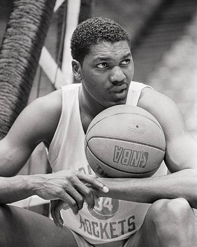 pontalancapdl's tweet photo. Você conhece a história de Hakeem Abdul "The Dream" Olajuwon?

Um dos maiores atletas do Basquete nascido na África e também estrela histórica da NBA.

Ele quebrou barreiras da Religião, entrou na história de uma franquia e virou nome de Troféu na NBA.

Conheça essa LENDA ⬇️ https://t.co/qwQsYOJV7T