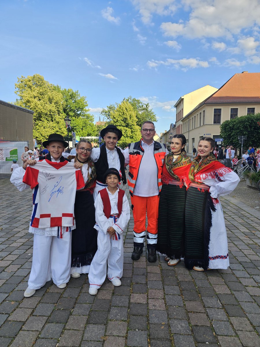 fireworknew's tweet photo. #euro2024 #neuruppin @KroBotschaft Heute wurde in unser Stadt die Kroatische Fußball Nationalmannschaft begrüßt.(Trainigslager) Ich/Wir haben Tolle Menschen kennen gelernt und Kroatische Fans in Tracht 👍🏻🇭🇷 #Rettungsdienst #diensthabenderorgl https://t.co/kV5JITP354