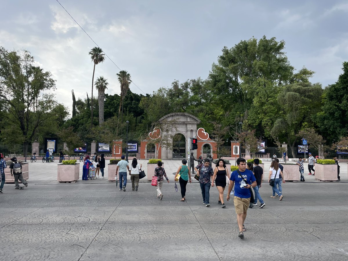 La alameda de Querétaro cerrada en domingo a las 4:00 pm. Gran expresión del desprecio al espacio público en esta ciudad. Ya ni la chingan <a href="/LuisBNava/">Luis Nava</a> <a href="/makugo/">Mauricio Kuri</a> #qrolove #poralgoserá