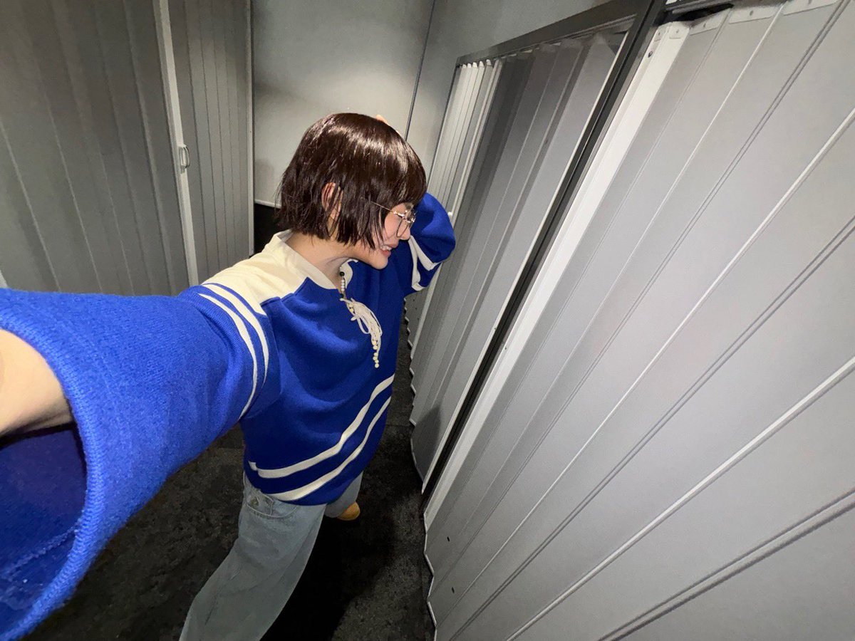 H2H_JW's tweet photo. I dunno… i was in a random mood to take photos like you know… memes…🤪

#뉴진스 #NewJeans #하니 #HANNI #ハニ https://t.co/HraY9Tqi0v