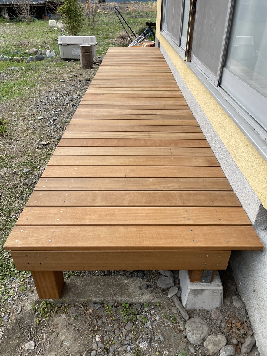 SkgFeather's tweet photo. 縁台風ウッドデッキを作る仕事を頂きました。
材料はイタウバという高耐久で手触りが良く、それでいてそこそこのコスパの材。ふと座り庭をぼーっと眺められる良い縁台が出来たかなーと自画自賛w https://t.co/X9g9y3vhsP