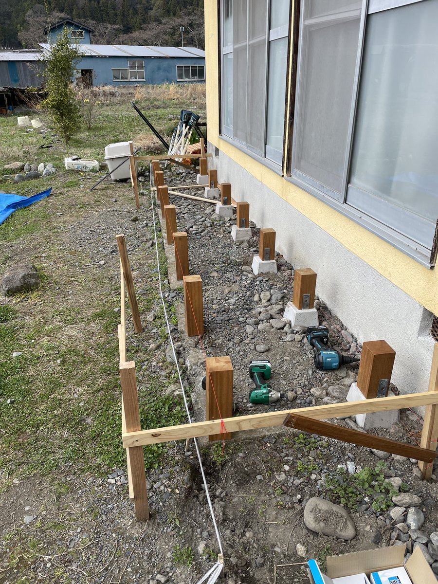 SkgFeather's tweet photo. 縁台風ウッドデッキを作る仕事を頂きました。
材料はイタウバという高耐久で手触りが良く、それでいてそこそこのコスパの材。ふと座り庭をぼーっと眺められる良い縁台が出来たかなーと自画自賛w https://t.co/X9g9y3vhsP