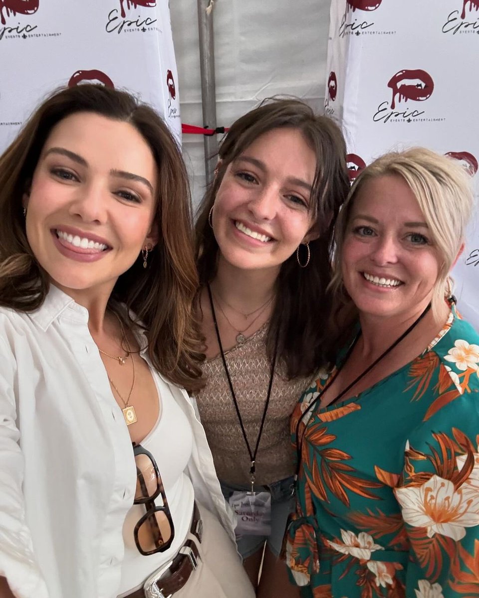 Danielle campbell Fan tweet media