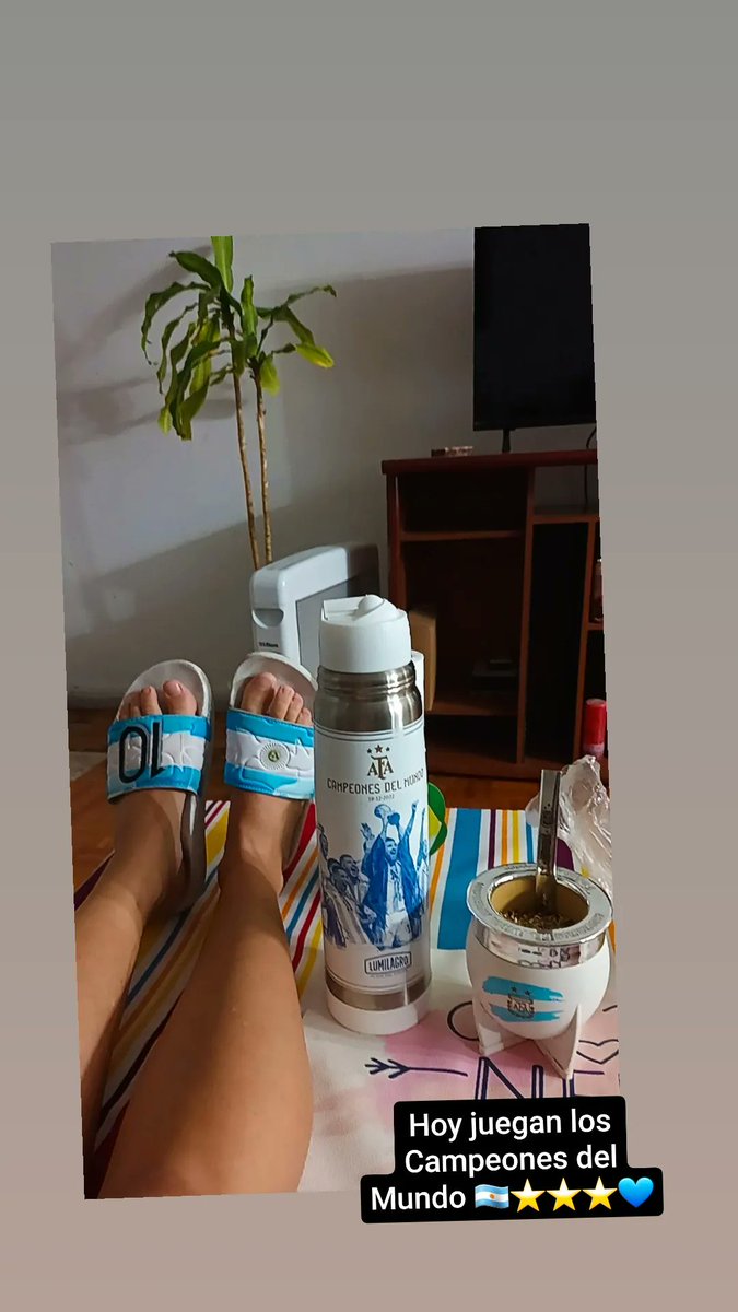 #ArgentinaXTelefe 
Esperando ver jugar a los Campeones del Mundo ⭐⭐⭐🇦🇷💙