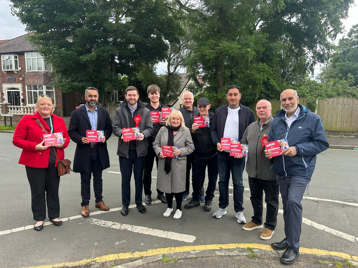 draslamnaseem's tweet photo. Busy weekend while campaigning in Hollinwood for Reelecting @JimfromOldham. 
Good responses from those we spoke to on the #DoorSteps ! 
#VoteForChange
#VoteForLabour https://t.co/se5DbEHOCX