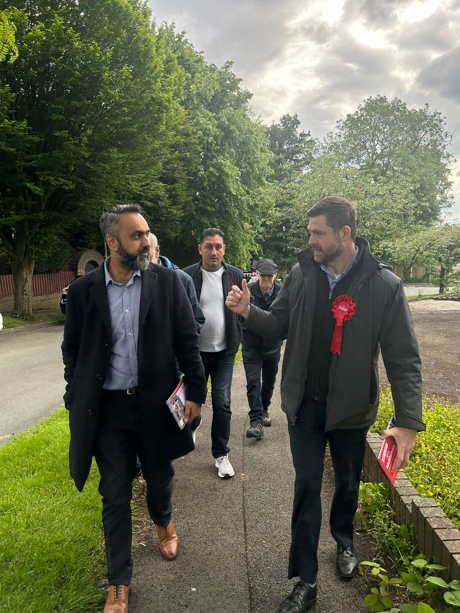 draslamnaseem's tweet photo. Busy weekend while campaigning in Hollinwood for Reelecting @JimfromOldham. 
Good responses from those we spoke to on the #DoorSteps ! 
#VoteForChange
#VoteForLabour https://t.co/se5DbEHOCX