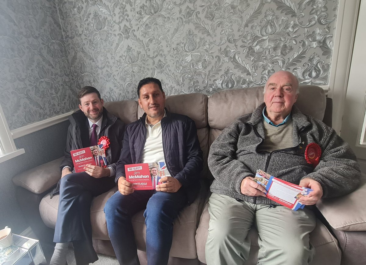 draslamnaseem's tweet photo. Busy weekend while campaigning in Hollinwood for Reelecting @JimfromOldham. 
Good responses from those we spoke to on the #DoorSteps ! 
#VoteForChange
#VoteForLabour https://t.co/se5DbEHOCX