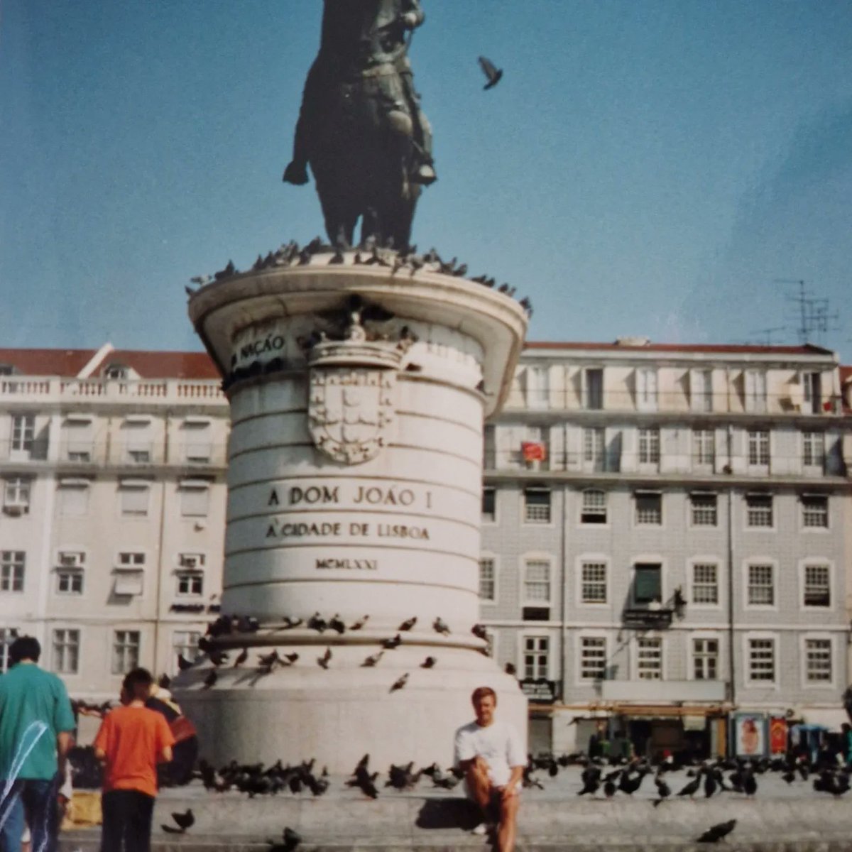 Norberto_R_Lima's tweet photo. Hoy, 10 de junio, es el día nacional de #Portugal, de Camões y de las Comunidades Portuguesas y conmemora el 10 de junio de 1580, el fallecimiento de tan grande escritor.
También es el día de todos mis amigos de #EUTMMali.
¡¡¡¡Feliz día, compañeros!!!! https://t.co/Wc6rfWaZN2