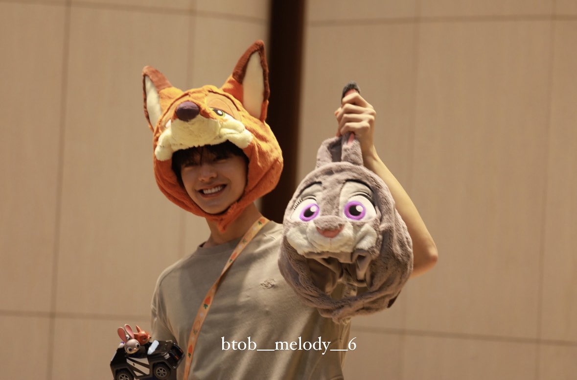 btob__melody__6's tweet photo. 2024.06.09  에바라인 팬사인회
その持ち方やめてあげて😂😂😂

#육성재 #ユクソンジェ #YOOKSUNGJAE 
#비투비 #BTOB @BTOB_6SJ https://t.co/vFoACSmmqV