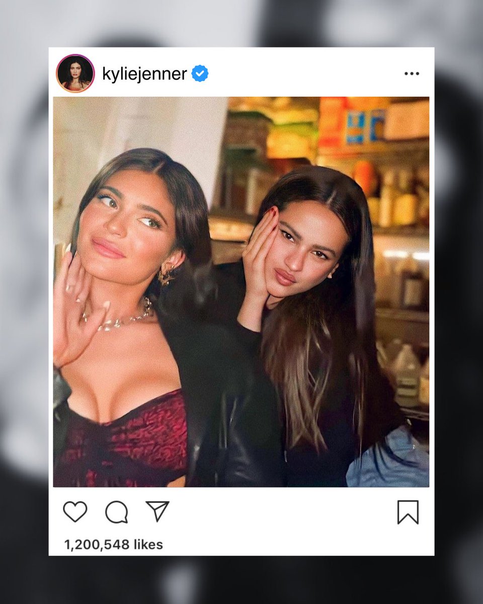 Kylie Jenner e Rose tiveram juntas antes do Baile Vogue, a cantora postou no instagram:

“mi gente latinoooooo ❤️‍🔥 a gata voltou”