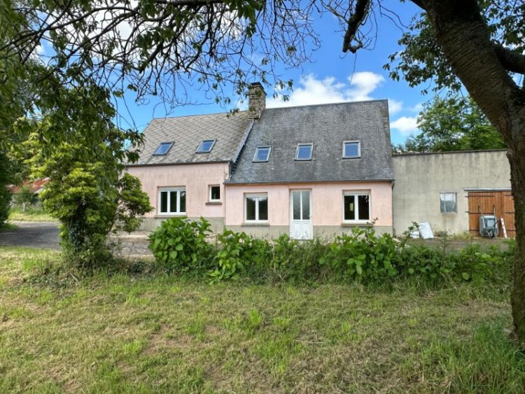 Detached house in a quiet position with lovely views on the market for €97,000 frenchentree.com/property-for-s…