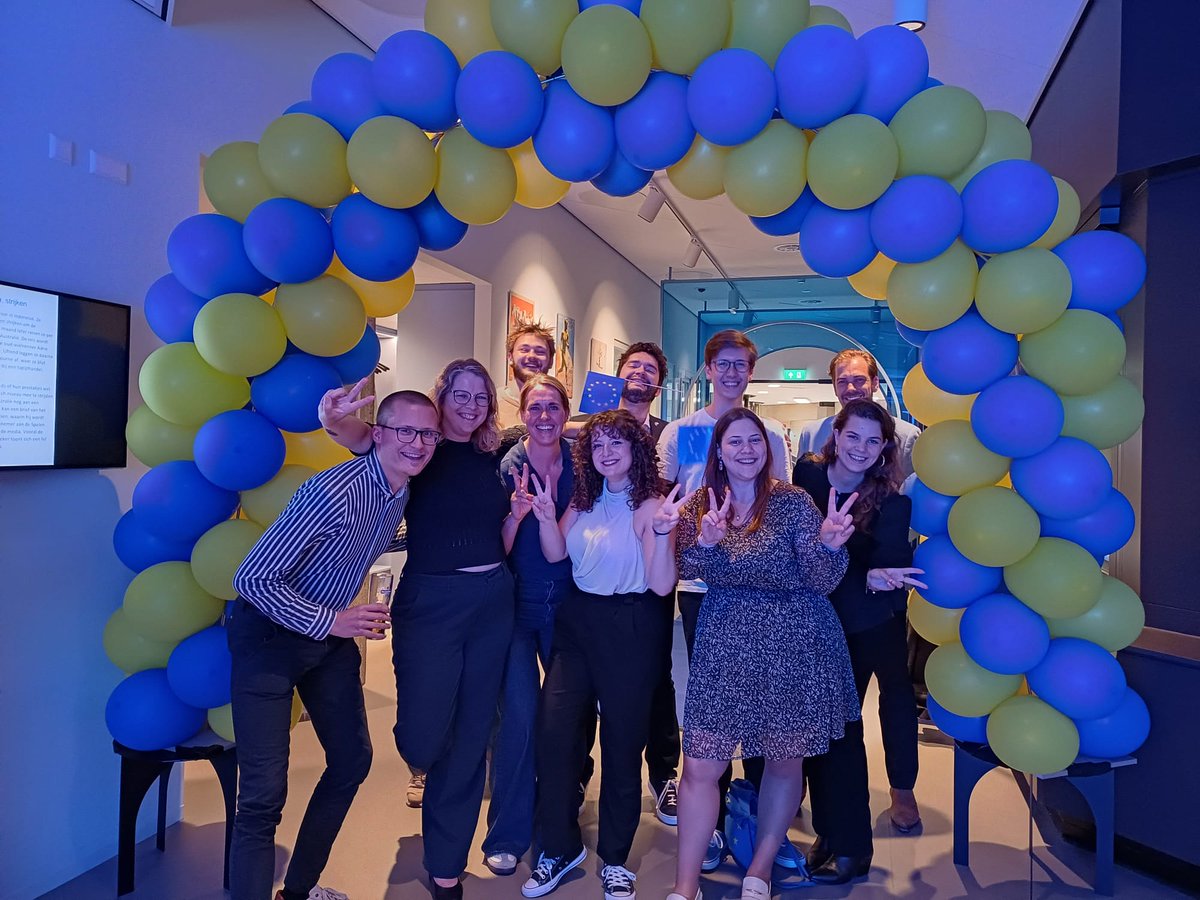 Twee zetels! <a href="/janssen_teun/">Teun Janssen</a> <a href="/annastrolenberg/">Anna Strolenberg</a> <a href="/LauraHarks/">Laura Harks</a> @MyleneTabernal <a href="/J_vOsnabrugge/">Jeroen van Osnabrugge</a> <a href="/VoltEuropa/">Volt Europa</a> <a href="/VoltNederland/">Volt Nederland 👋</a> @VoltDenHaag