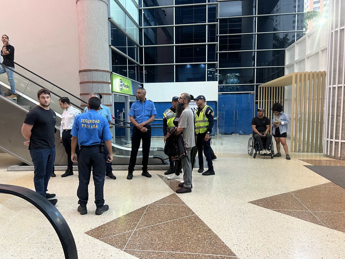 Daniel_Picado's tweet image. #AHORA seguimos en el #sambil acompañando a las víctimas afectadas para que exista justicia a la agresión homofóbica que vivimos. Es indispensable que las autoridades actúen y acaben con este silencio que es cómplice de la violencia. NO MÁS DISCRIMINACIÓN ✊🏻🏳️‍🌈