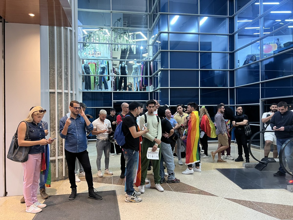 Daniel_Picado's tweet image. #AHORA seguimos en el #sambil acompañando a las víctimas afectadas para que exista justicia a la agresión homofóbica que vivimos. Es indispensable que las autoridades actúen y acaben con este silencio que es cómplice de la violencia. NO MÁS DISCRIMINACIÓN ✊🏻🏳️‍🌈