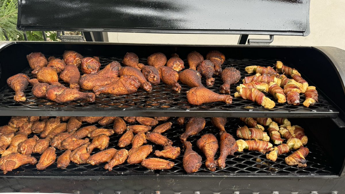 GrahamDeLaet's tweet image. Summer, man! Smokin Season! #Yoder