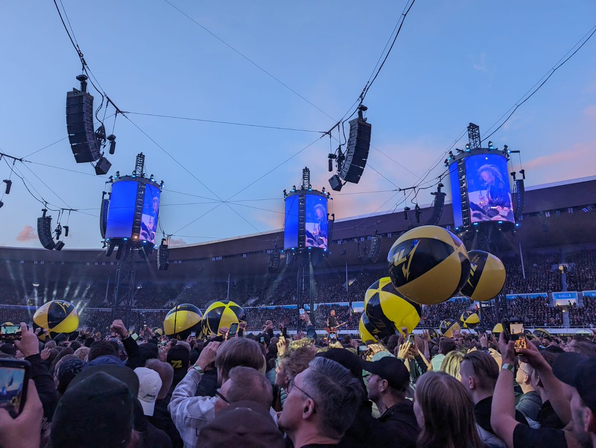 teukkar's tweet photo. Metallica oli sunnuntaina iskussa ja pääkaupungissa muutenkin mukavaa. Biiseistä kaikkein parhaiten toimivat omasta mielestä tällä kertaa Battery ja The Unforgiven. https://t.co/UkDhhvcb5u