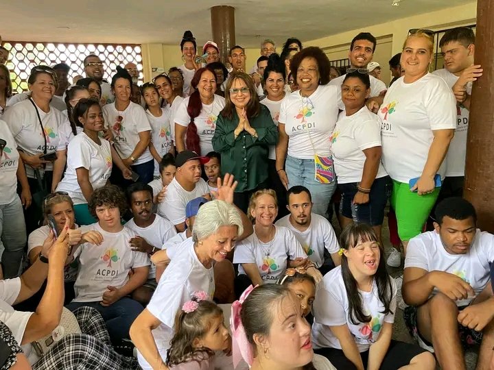 YBrosalRob74646's tweet image. En marco del  1er aniversario de #ACPDI Liuba María Hevia dedica un lindo concierto en la  sede nacional a los asociados. Gracias por ofrecer tanto amor y arte
#SanctiSpíritusEnMarcha 
@ACPDI_Cuba 
@japortalmiranda 
@AlexisLorente74 
@DeivyPrezMartn1 
@FeansiscoQ 
@LeonorElisa4