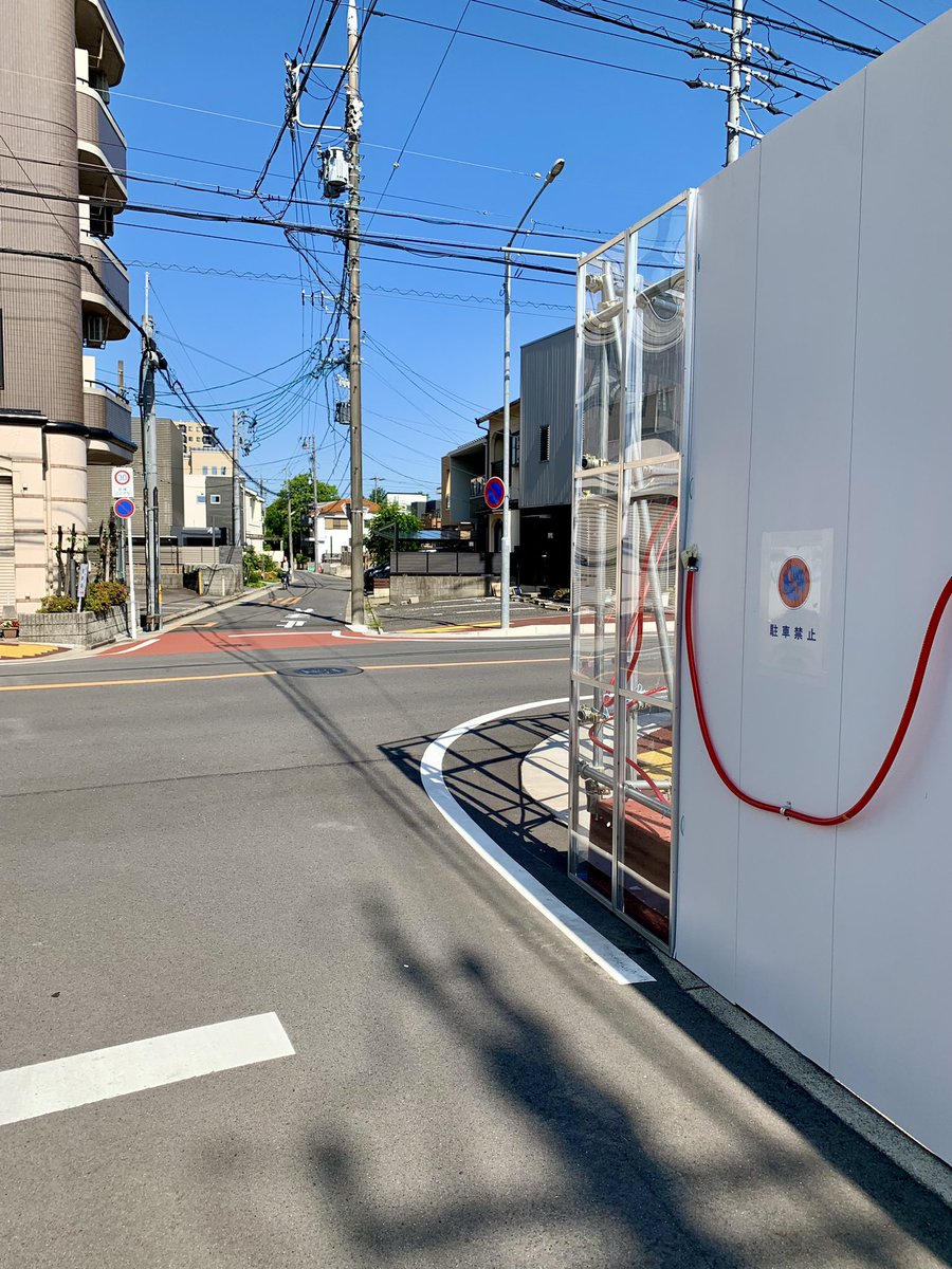 johokuds's tweet photo. 交差点カドの工事で、壁の端っこが透明なのすごい助かります✨
これ考えたの誰ですか？
感謝申し上げたい！！ https://t.co/ESY2pg6gfh