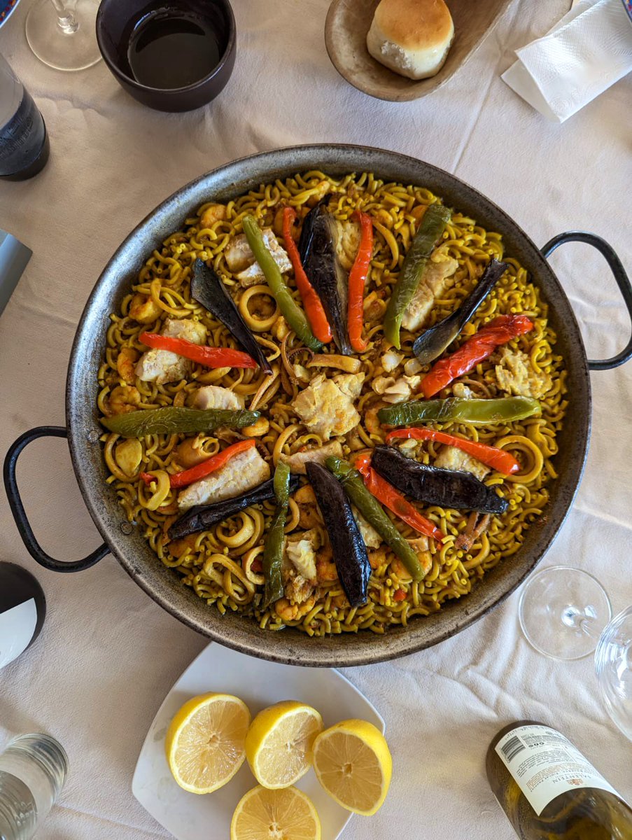 juanoflyer's tweet image. Primera vez que hago una Fideuá y no queda un solo fideo para calentar a la noche. Saltó la banca @vamosdeviajeAR @RaspandoelMapa @MilleristaBlog