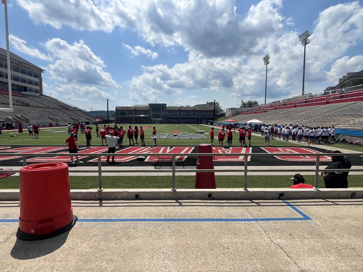 cbwayne77's tweet image. Had a great day at @JSUGamecockFB today, thank you @clintthompson68 for taking me

@_KMsHepard @coach_willgreen @RealCoachRod @DrewWBarnett