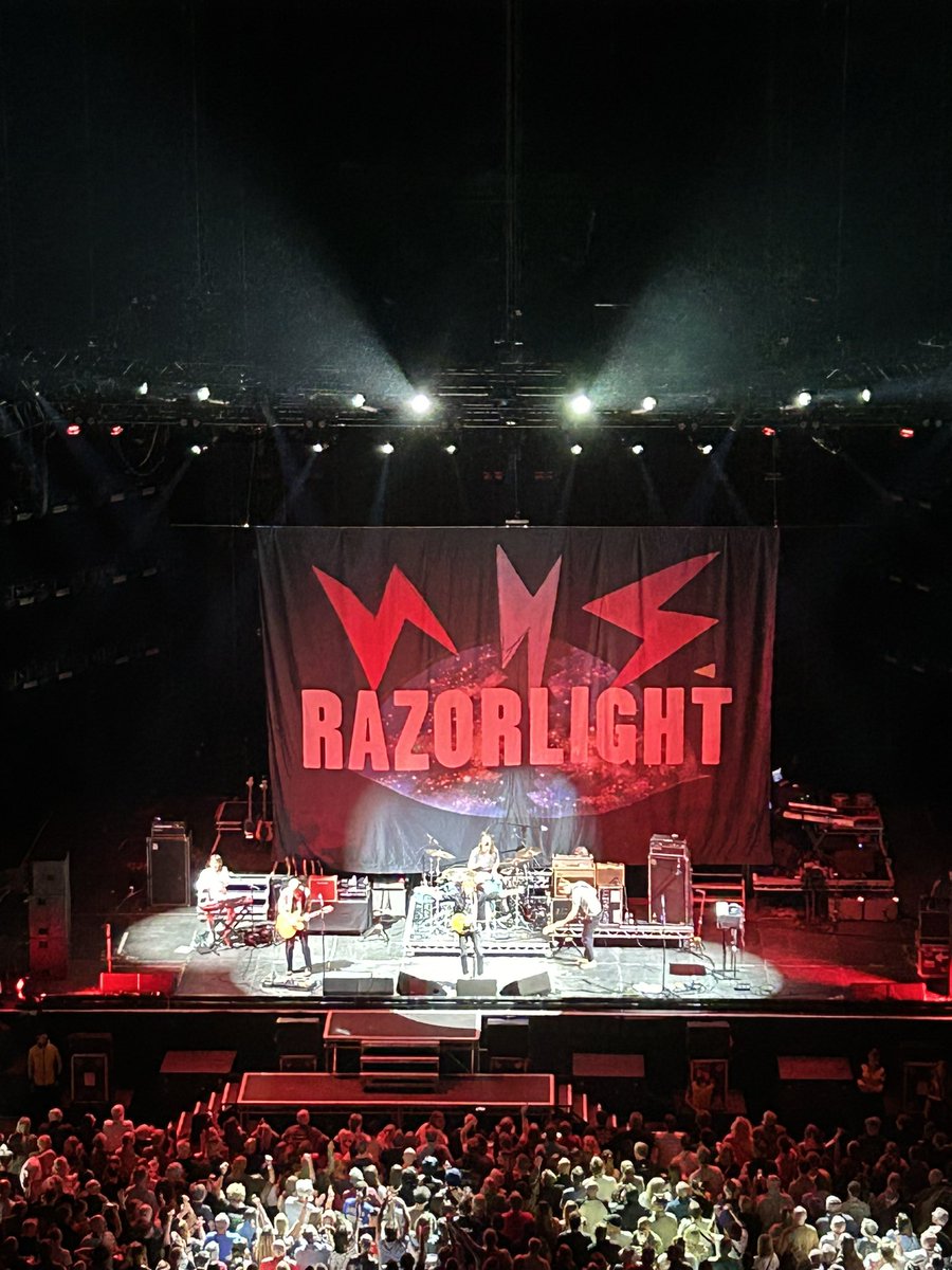 Beka_Staples's tweet image. Great warm up act last night! #RazorLight @leedsarena