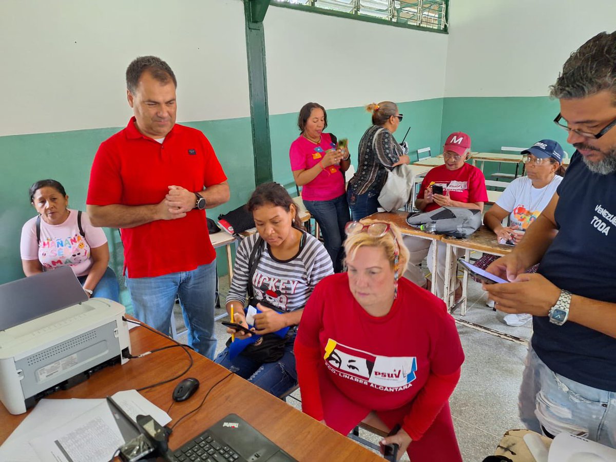 LuisLopezPSUV1's tweet photo. Extraordinario domingo donde el #Pueblo se desplegó ante el llamado de @NicolasMaduro para chequear el   #1x10VictoriaPerfecta que garantice el triunfo de Nuestro Candidato de la Revolución y del Pueblo Nicolas Maduro ! El 28/7/2024  #Venezuelax10 Venceremos !!! https://t.co/RSMGlhZUeF