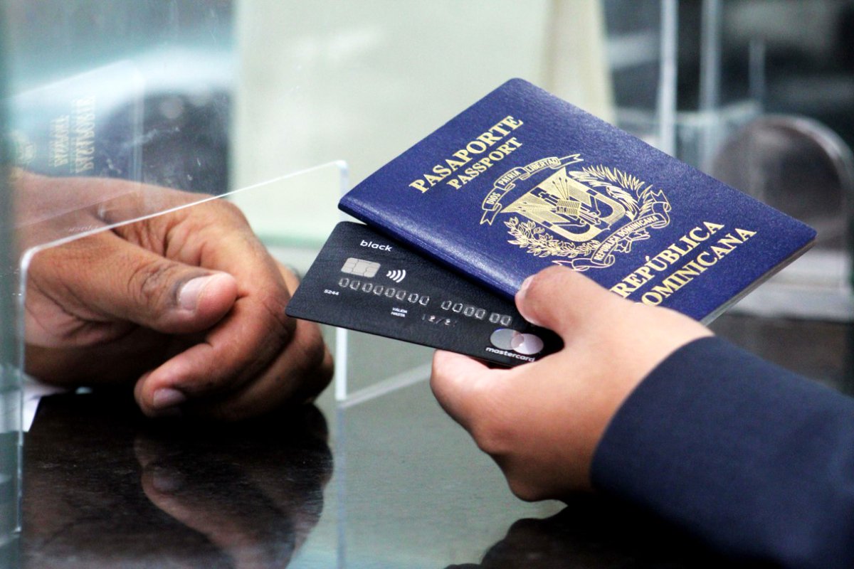 En la Dirección de Pasaportes hace falta menos política y más inteligencia, tecnología, responsabilidad y compromiso con el servicio público. Yo como director de esa institución en menos de seis meses la pondría en disposición de entregar pasaportes en menos de 72 horas sin