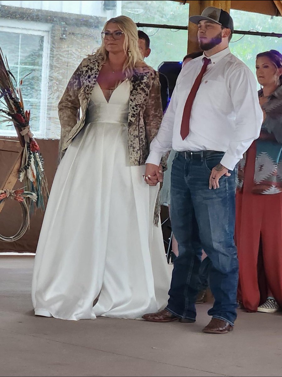 BrittttannnyyT's tweet photo. Got married to my best friend and then partied it up with all of our favorite people 💀 https://t.co/41BB4B7b0p