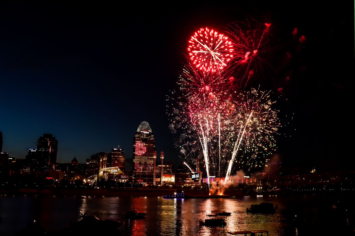 magicalphotos17's tweet photo. Nothing like fireworks Fridays outside the Cincinnati Reds Stadium.
@reds #baseball #fireworks #cincinnati #skyline #photography #photooftheday #photographyredefined #nature #naturephotography #fireworkphotography #reds #colors https://t.co/qkFM6KK5XH