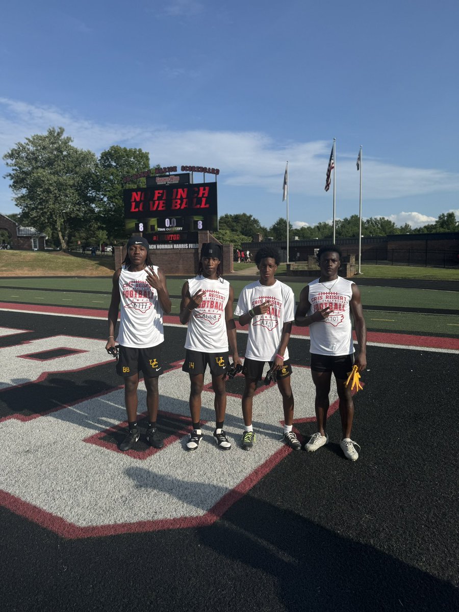CoachQIsom's tweet photo. Last Session completed ✔️ Young men from @UCHS_Recruits ! Thank you @GWUFootball for a well organized and enjoyable experience that my players will remember for a lifetime!!! Now let’s get back on the grind!
#StateBound🐝🟡⚫️
#StingOnSite 🐝🟡⚫️
#UnionStrong🐝🟡⚫️ https://t.co/QFxbh53knd
