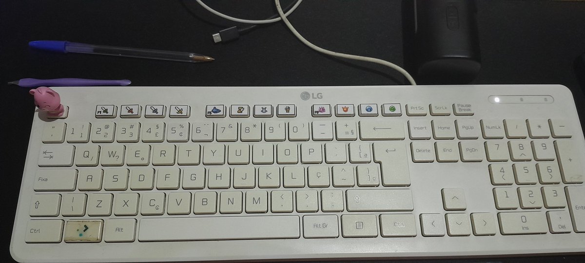 matheusbastosop's tweet photo. Personalizando um pouco mais o teclado. Já dá para perceber que a tecla Meta já está amarelada... Terminei quase agora o F1 - F12, que tive a ideia de usar alguns sprites de itens do Legend Of Zelda - Minish Cap. 🙂 Ajustei no inkscape e imprimi em papel adesivo. https://t.co/HH6yklmatI