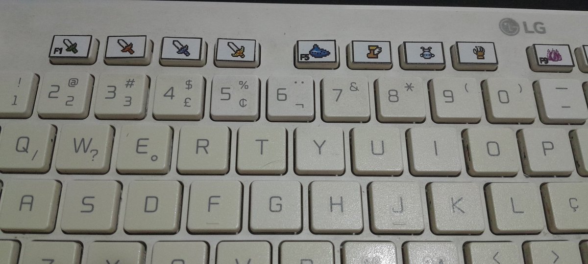 matheusbastosop's tweet photo. Personalizando um pouco mais o teclado. Já dá para perceber que a tecla Meta já está amarelada... Terminei quase agora o F1 - F12, que tive a ideia de usar alguns sprites de itens do Legend Of Zelda - Minish Cap. 🙂 Ajustei no inkscape e imprimi em papel adesivo. https://t.co/HH6yklmatI
