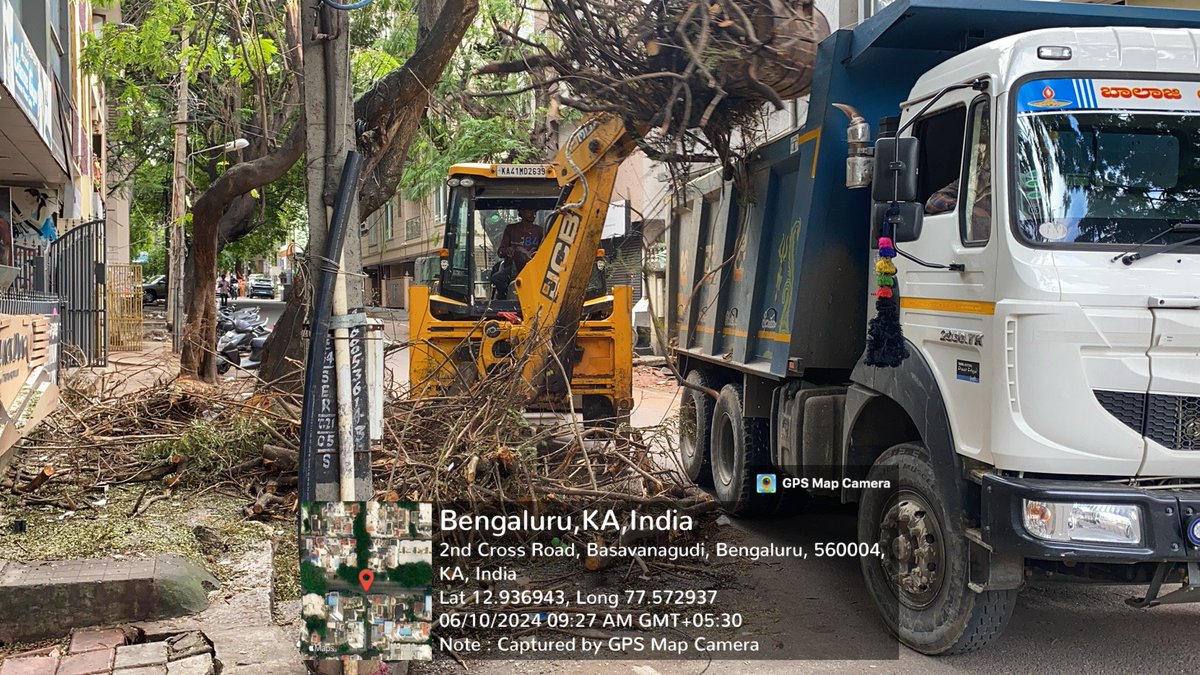 BCCCofficial's tweet photo. Clearing branches of trees on roadsides and footpaths by deploying extra Tractors and with use of JCB by #bbmpforest wing in Rajajinagar and Basavanagudi division.
#bbmphelpline1533 #BBMP #BBMPCares #bruhatbengalurumahanagarapalike
@BBMPCOMM @BBMPSplHealth https://t.co/nLzbQyfcL2