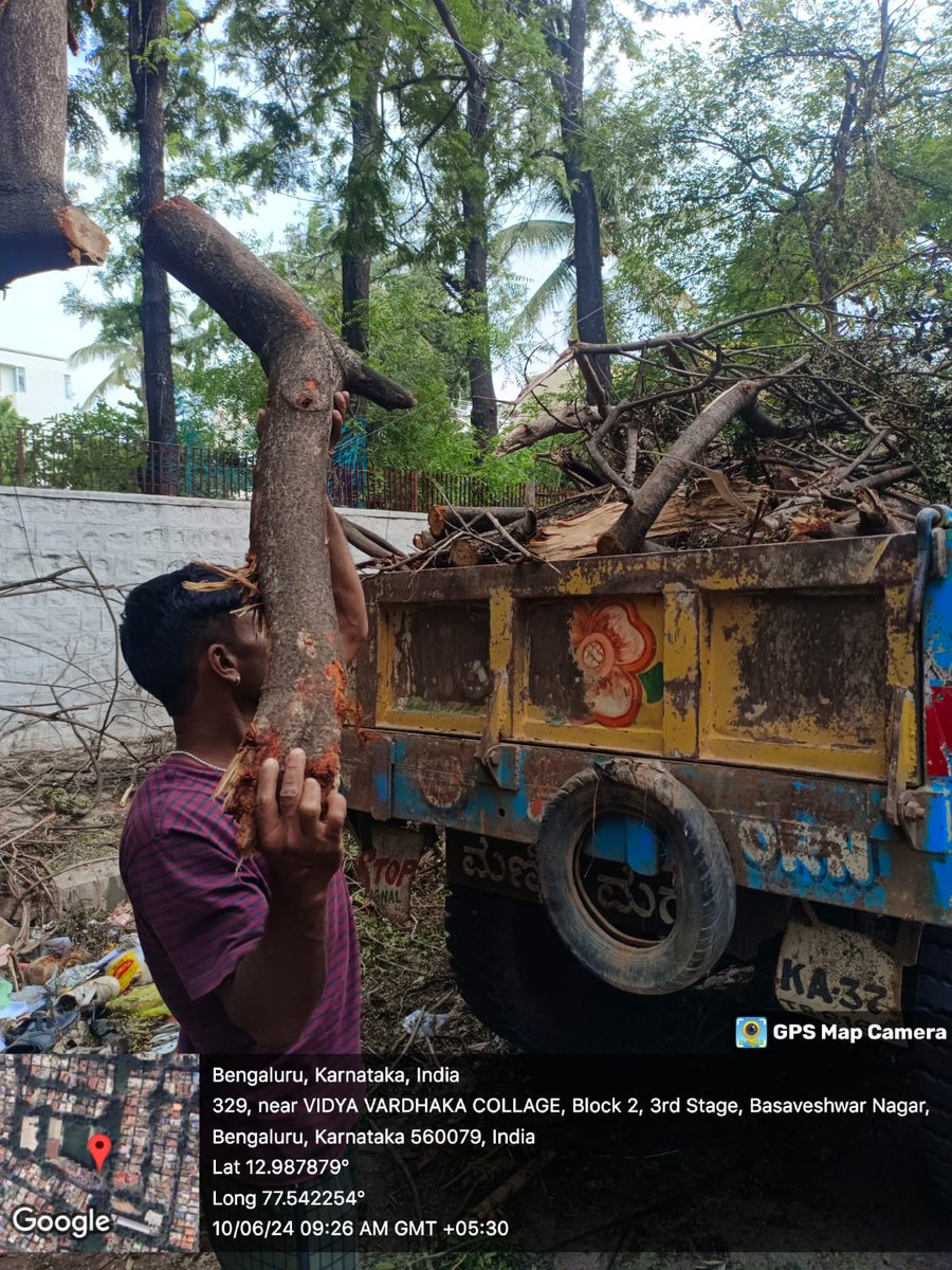 BCCCofficial's tweet photo. Clearing branches of trees on roadsides and footpaths by deploying extra Tractors and with use of JCB by #bbmpforest wing in Rajajinagar and Basavanagudi division.
#bbmphelpline1533 #BBMP #BBMPCares #bruhatbengalurumahanagarapalike
@BBMPCOMM @BBMPSplHealth https://t.co/nLzbQyfcL2