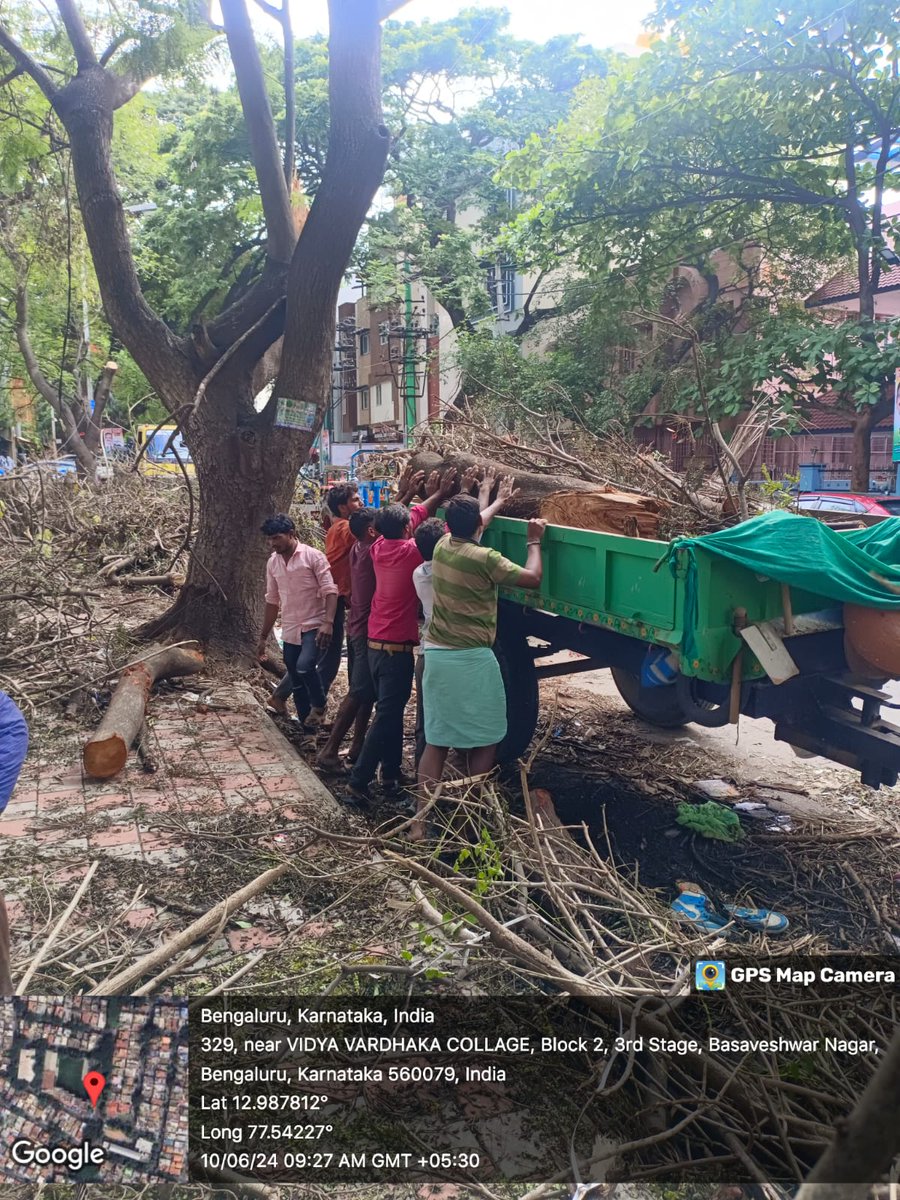 BCCCofficial's tweet photo. Clearing branches of trees on roadsides and footpaths by deploying extra Tractors and with use of JCB by #bbmpforest wing in Rajajinagar and Basavanagudi division.
#bbmphelpline1533 #BBMP #BBMPCares #bruhatbengalurumahanagarapalike
@BBMPCOMM @BBMPSplHealth https://t.co/nLzbQyfcL2