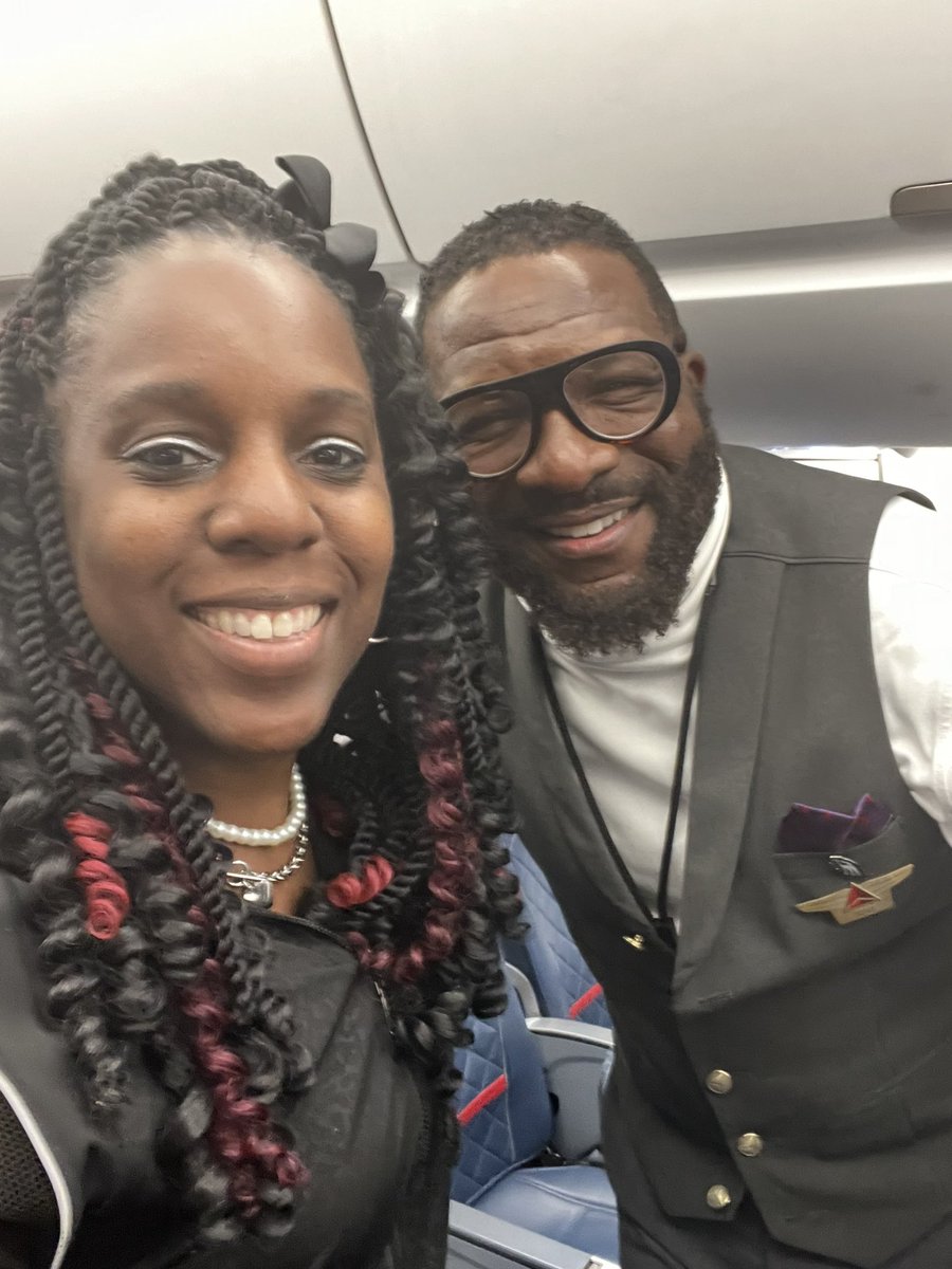 MsSmall2016's tweet image. Wheels down ✈️~ Bye ✌🏾 LA @CahnFellowship trip! Back home in ATL, hubby right on time ❤️. Had to thank flight attendant for going the extra mile. Saw @MorrisBrandonES parent 🐝 at airport near midnight! ❤️@jbland100 @wardellhunterED #Transformative21 @apsupdate @Retha_Woolfolk