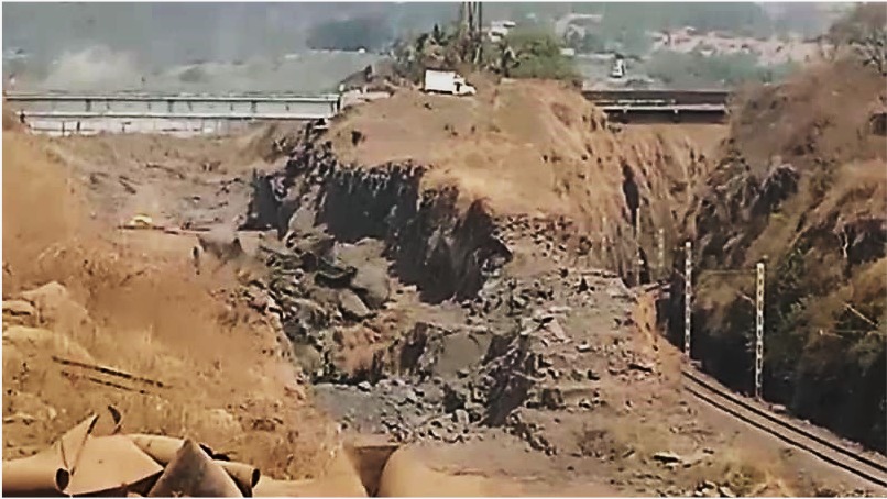CIMFR_CSIR's tweet photo. We're excited to share CSIR-CIMFR is expertly executing the excavation of three tunnels and open cuts for the MRVC's Panvel-Karjat rail project, enhancing #connectivity with minimal rail disruption.
#csircimfr #mumbairail https://t.co/mnbkLfpjXp