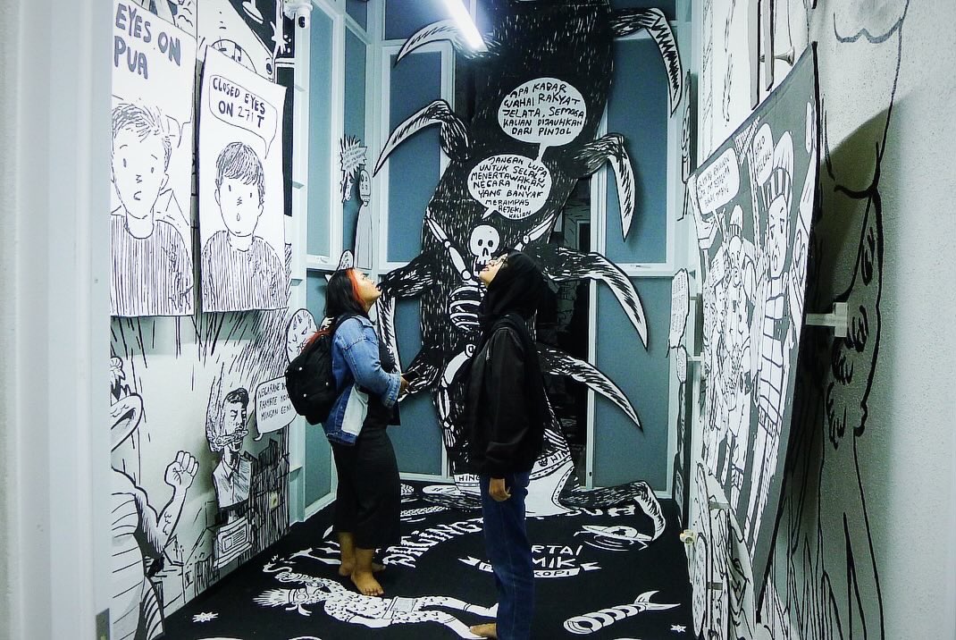 Nugroho11Eko's tweet photo. Pembukaan pameran Partai Komik Fotokopi oleh The Dagingtumbuh di @versusproject_ 
Terimaksih untuk semua peserta pameran, team dan warga sekitar 

Pameran dibuka untuk umum mulai hari ini, buka Senin - Sabtu jam buka 09:00 - 17:00 WIB 
Free entry alias GRATIS 
@DGTMBproject https://t.co/qCihPumqrB