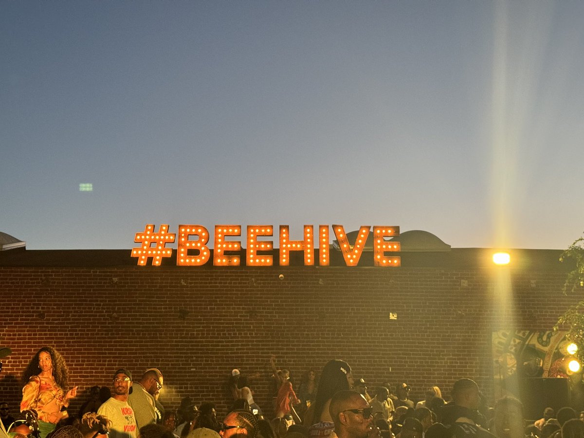 joejpaige's tweet photo. Like clockwork βNot Like Usβ played all day. @everydayppl #beehive #everydayppl https://t.co/RGfFeTxwKr