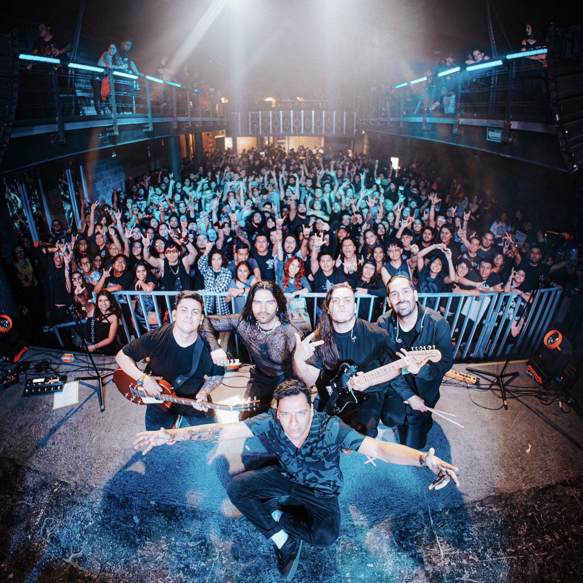 wthb777's tweet photo. Sold out ayer en el @mxchaosfest 🔥
Muchísimas gracias Ciudad de México, nos vemos la próxima semana en Monterrey en el Festival Under Mx de @Lobia_ ❤️‍🔥

📸 David Nortdexs https://t.co/wqwtiMpDs5