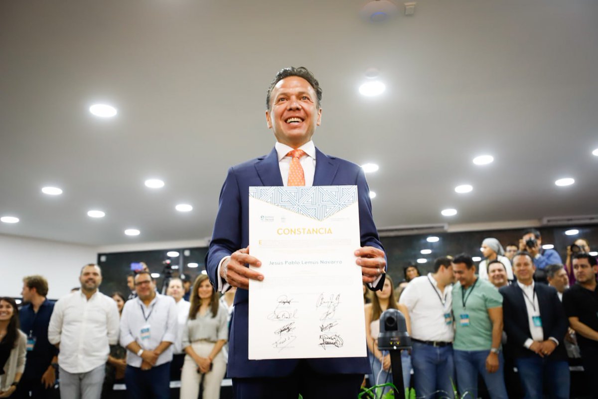 Oficialmente, <a href="/PabloLemusN/">Pablo Lemus Navarro</a> recibe su constancia como gobernador electo de Jalisco. 🧡

Estamos seguros de que vendrán más y mejores resultados para todas y todos los jaliscienses, de la mano de Pablo Lemus, quien cuenta con la experiencia, el trabajo y el compromiso para hacer de