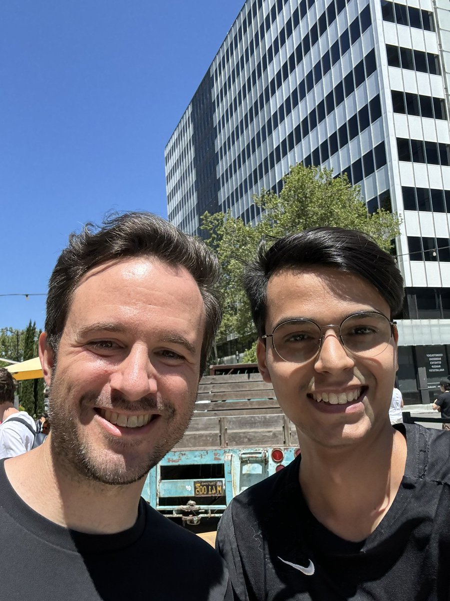 PrabaljitW's tweet image. It’s like twitter profiles came to life! 
Even better chatting with these awesome iOS Devs in person🙌🏻🙂