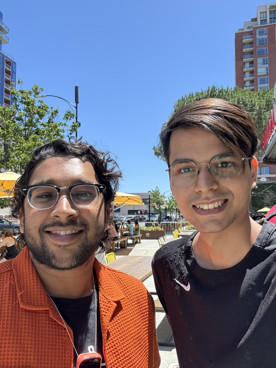 PrabaljitW's tweet image. It’s like twitter profiles came to life! 
Even better chatting with these awesome iOS Devs in person🙌🏻🙂