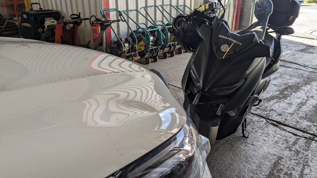 Debosselage974's tweet photo. Depuis 2001, https://t.co/ew6v7ibYPw : votre débosselage mobile et sans peinture en maxi-scooter à Saint-Denis de La Réunion, devis gratuit sur photo : ici, nord@debosselage.re ou https://t.co/YNB4toqCqa… #SaintDenis974 #SinDni #Nord #LaReunion #Team974 #24AnsExperience 🔨 🛵 🇷🇪 https://t.co/PCFF8cvrVD