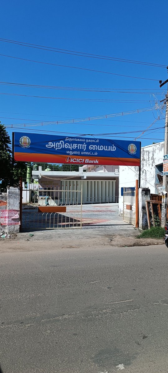 teakkadai1's tweet photo. திருமங்கலத்தில் 1.88 கோடி மதிப்பீட்டில் நூலகம் மற்றும் அறிவு சார் மையம், கலைஞர் நகர்ப்புற மேம்பாட்டு திட்டத்தின் கீழ் அமைக்கப்பட்டுள்ளது. போட்டித் தேர்வுகளுக்கு தயாராகும் மாணவர்களுக்கு இது ஒரு அருமையான இடம். 

படிப்பதற்கு அருமையா��� வசதி, இலவச Wi Fi. போட்டித் தேர்வுக்கான  பு��்தகங்கள் என சிறப்பாக அமைக்கப்பட்டுள்ளது. 

இந்த நூலகம் நகராட்சி அதிகாரிகளால் பராமரிக்கப்படுகிறது. சராசரியாக தினமும் 75 பேர் வருவதாக தெரிவித்தார்கள்.  

திருமங்கலம் சுற்றுப்பகுதியில் போட்டித் தேர்வுக்கு தயாராகும் அனைவரும் இந்த மையங்களை பயன்படுத்திக் கொள்ளலாம். நல்ல guidance கிடைக்கிறது.

சிறு நகரங்களில் போட்டித் தேர்வுகளுக்கு தயாராகும் மாணவர்கள் சார்பாக முதல்வர் @mkstalin அவர்களுக்��ும், இந்தத் திட்டத்திற்கு கூடுதல் உதவிகள் செய்யும் இளைஞர் மற்றும் விளையாட்டு துறை அமைச்சர் @Udhaystalin அவர்களுக்கும் மிக்க நன்றி ‌