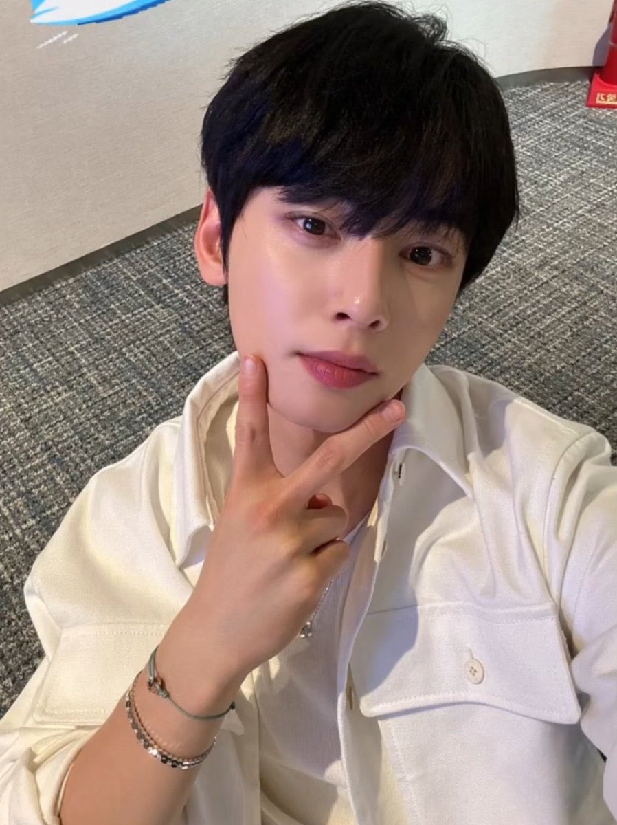 becausecha's tweet photo. 참 울 은우 원래 전설의 흰티남이었지!!
출장가는 길에 휘리릭 보다가 ~ 너무 예뻐서
더 찾아보구 있다 ��ㅋㅋ 이제 그만!!
 바쁘다아 😂 
좀 쉬면서 즐기다 오면 좋겠네☺️ https://t.co/5LAtvtUMRW